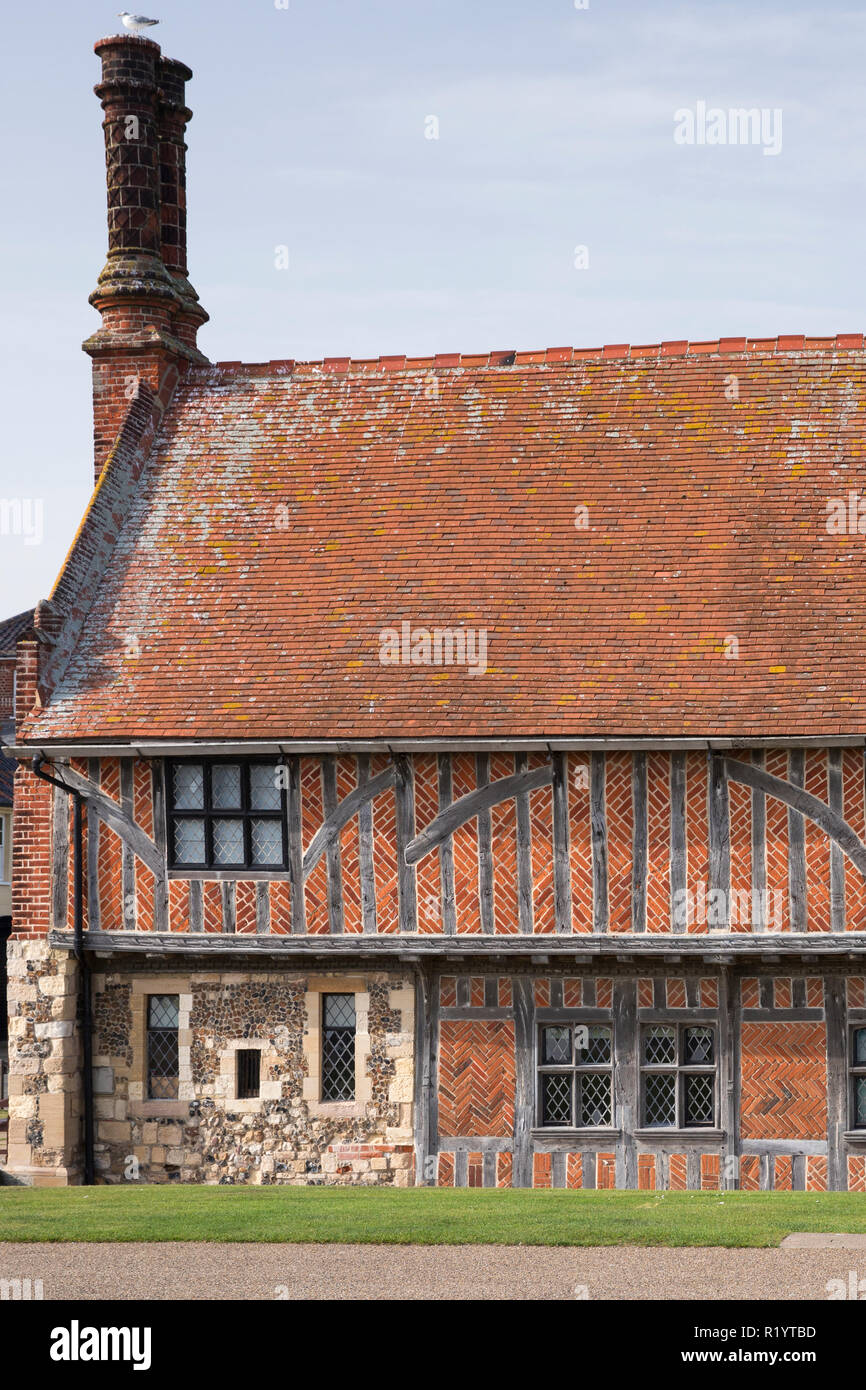 Dettaglio del pittoresco mezzo in legno del XVI secolo discutibile Hall Museum con luce leaded windows - Il Municipio - in Aldeburgh, Suffolk, Inghilterra, Regno Unito Foto Stock