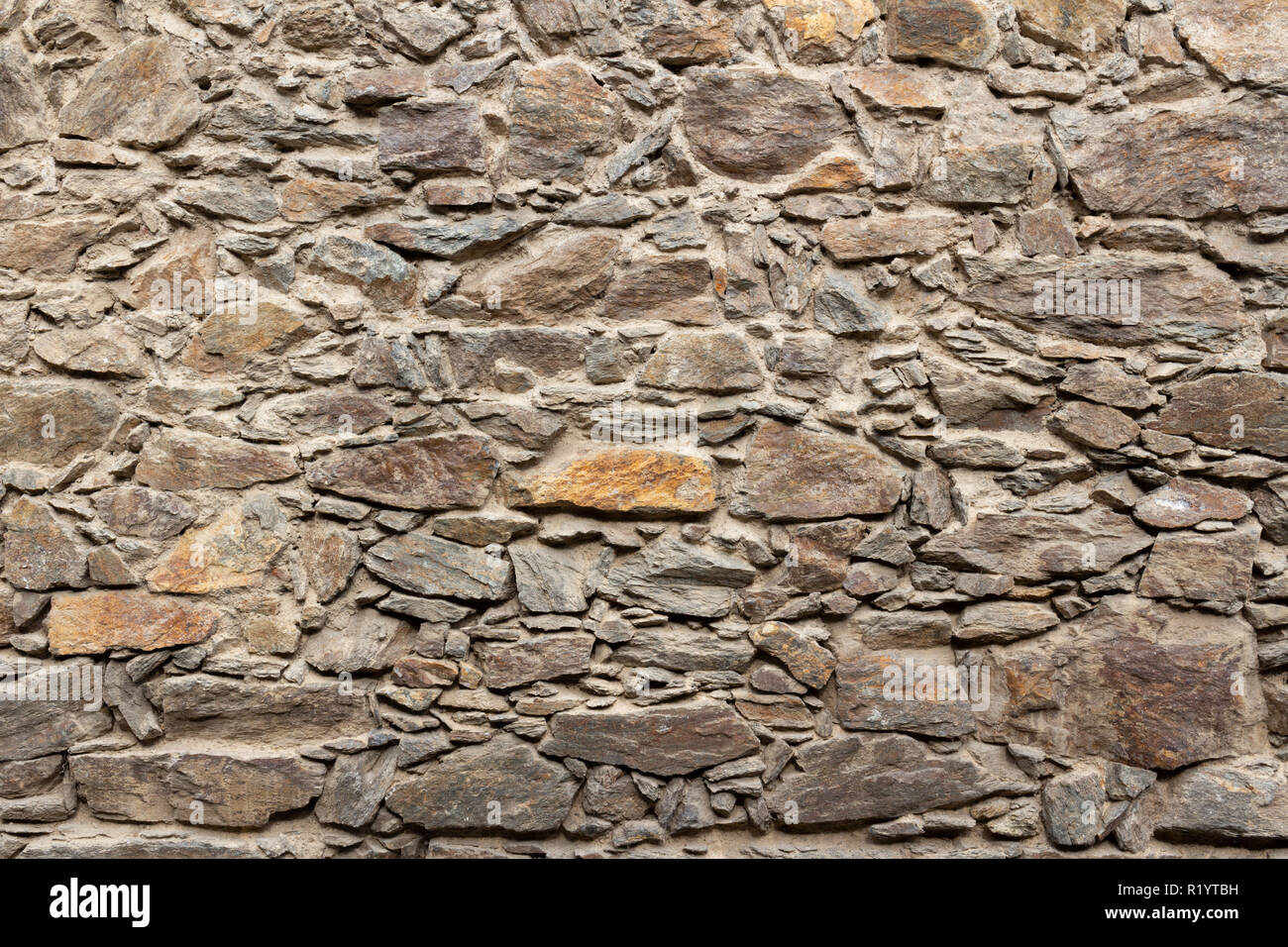 Il vecchio muro di pietra del XVII secolo realizzata da miscelato il colore e la dimensione dei pezzi Foto Stock