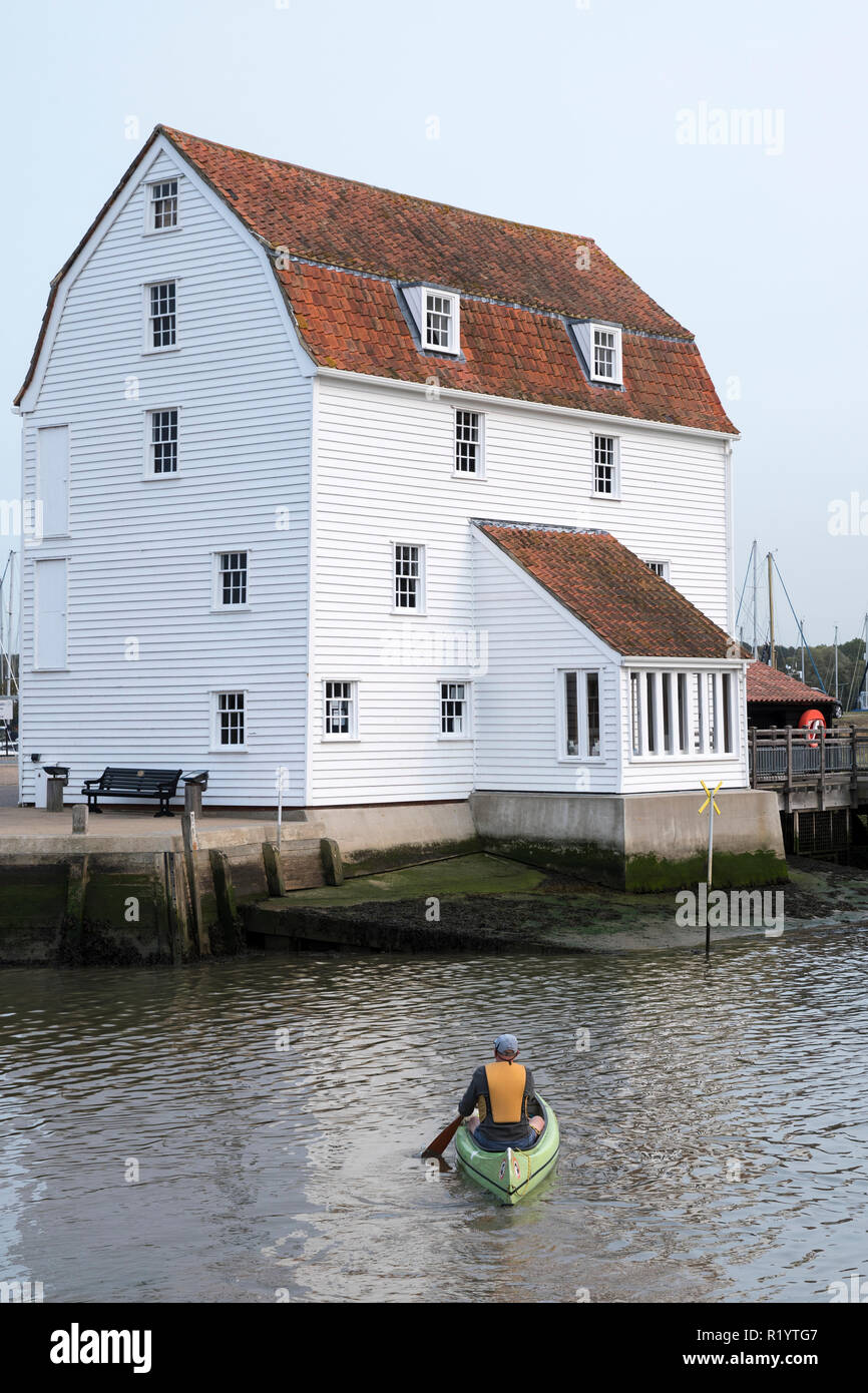 Il mulino di marea museo vivente stoneground produzione di farina in un tradizionale clapboard Timber house di Woodbridge nel Suffolk, Inghilterra, Regno Unito Foto Stock