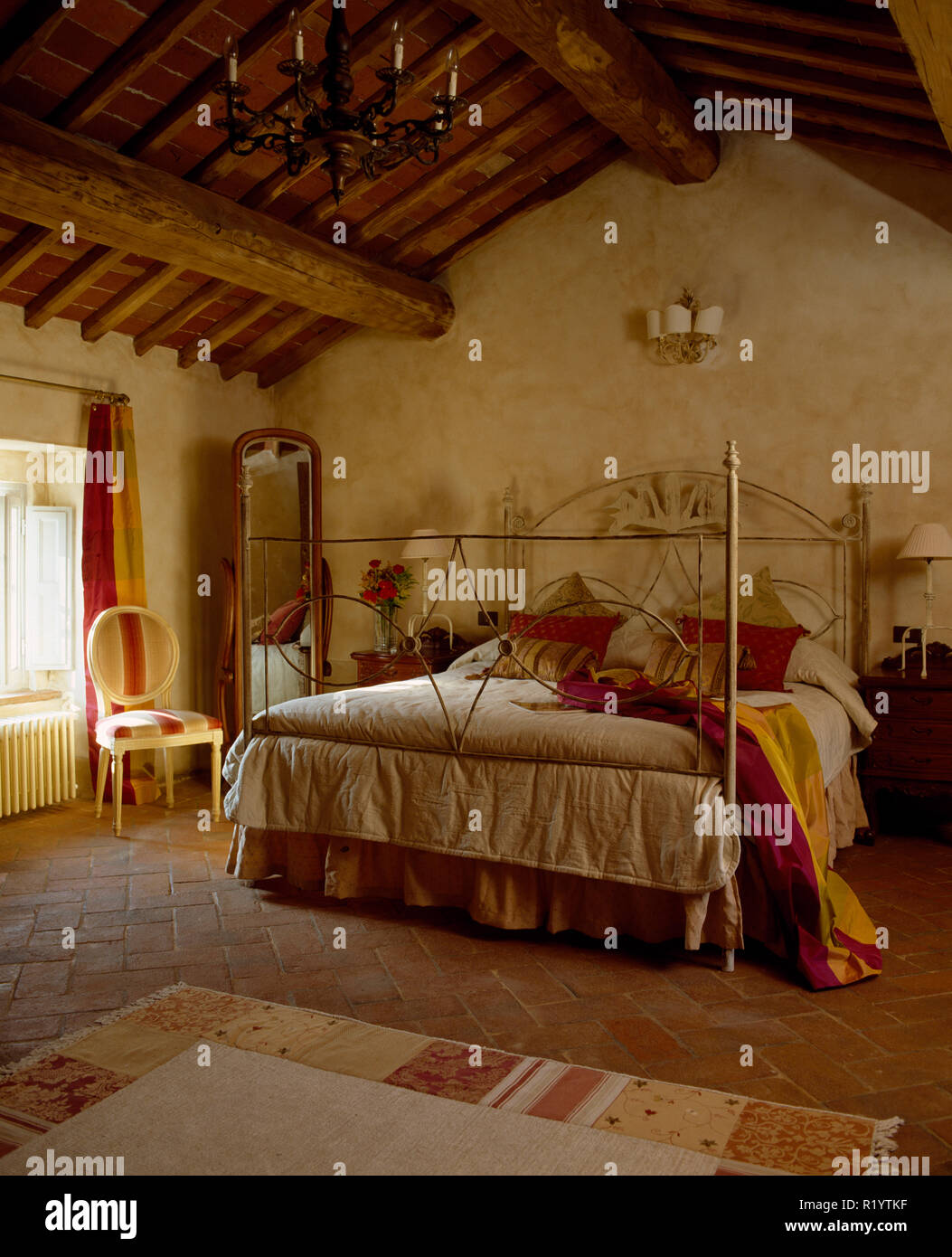 Rustico soffitto con travi in legno a vista in italiano camera da letto con  letto vintage Foto stock - Alamy