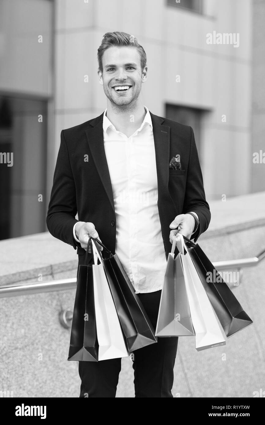 L uomo stilista professional shopper. Vestiti corriere. La