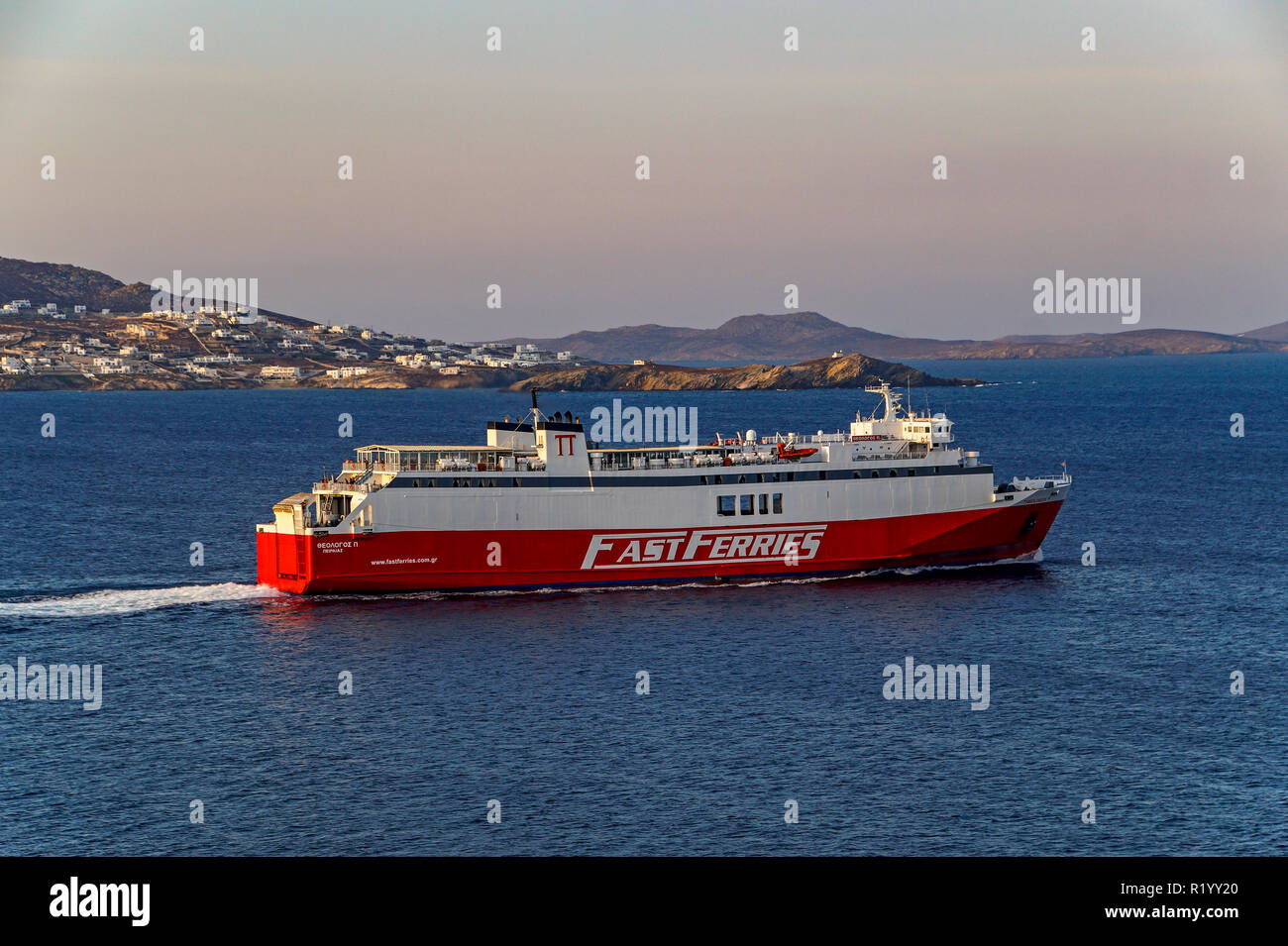 Fast Ferries traghetto per trasporto auto e passeggeri Theologos presso la città di Mykonos sulla isola di Mykonos in Cicladi gruppo nel Mar Egeo Grecia Foto Stock