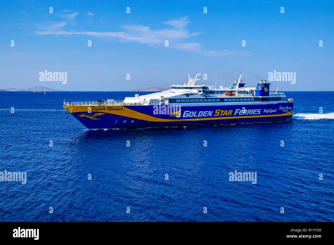 Golden Star Ferries alta velocità traghetto per trasporto auto e passeggeri Super Runner vicino la città di Mykonos sulla isola di Mykonos in Cicladi gruppo nel Mar Egeo Grecia Foto Stock