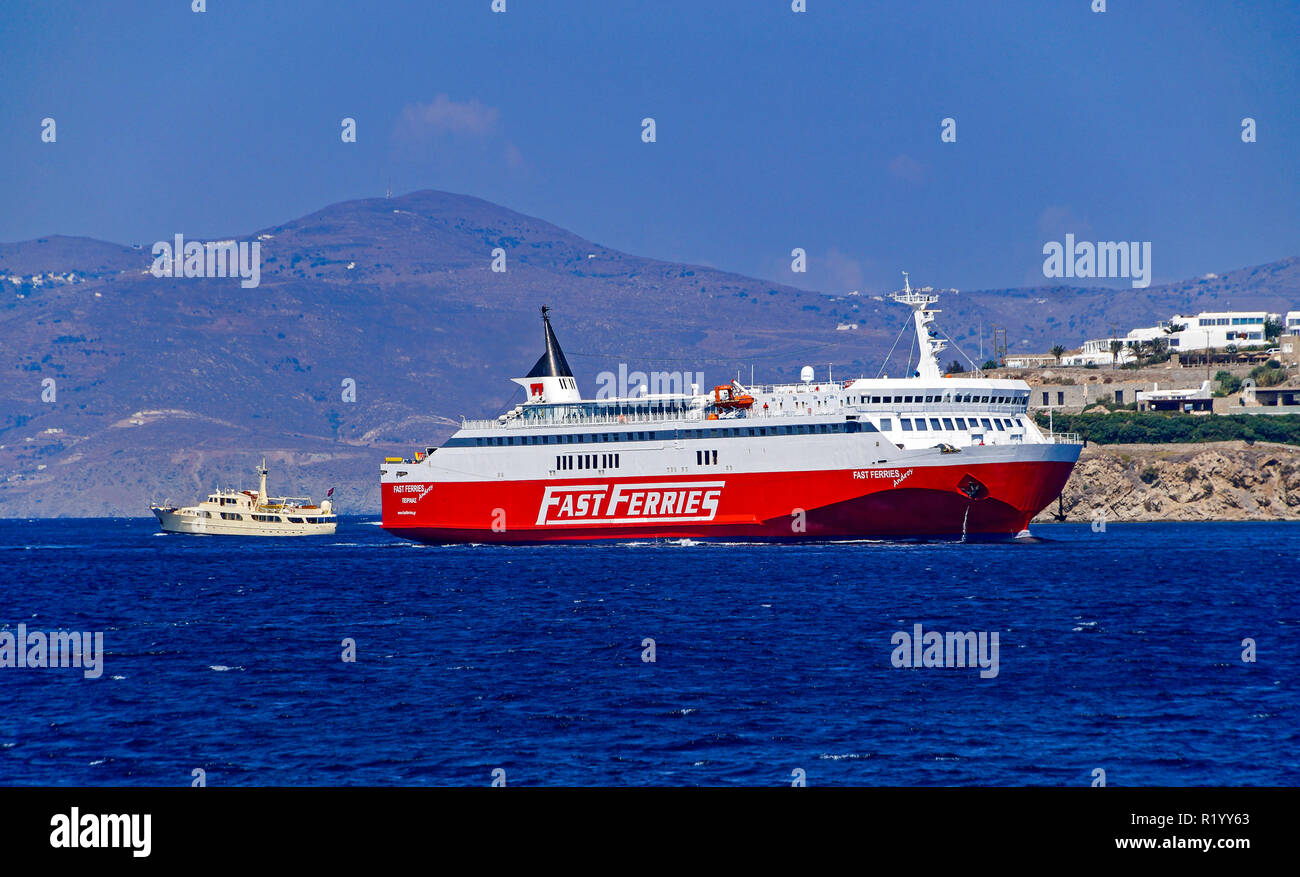 Fast Ferries traghetto per trasporto auto e passeggeri Androy al porto di Mykonos città sulla isola di Mykonos in Cicladi gruppo nel Mar Egeo Grecia Foto Stock