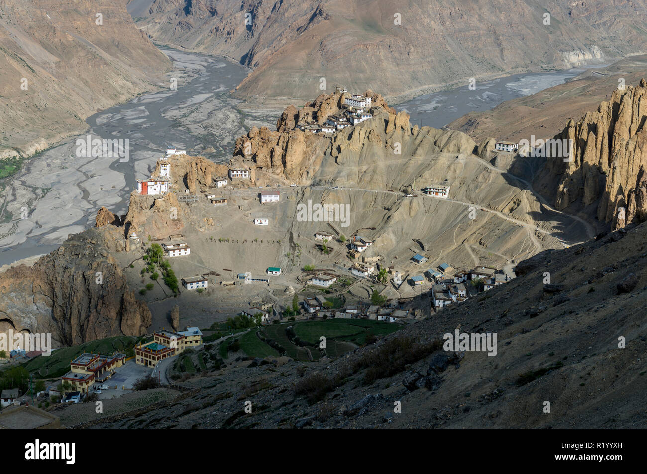 Vista aerea su Dankhar Gompa, un tibetano monastero buddista, che è situato in corrispondenza di una cresta rocciosa alta sopra la valle di Spiti Foto Stock