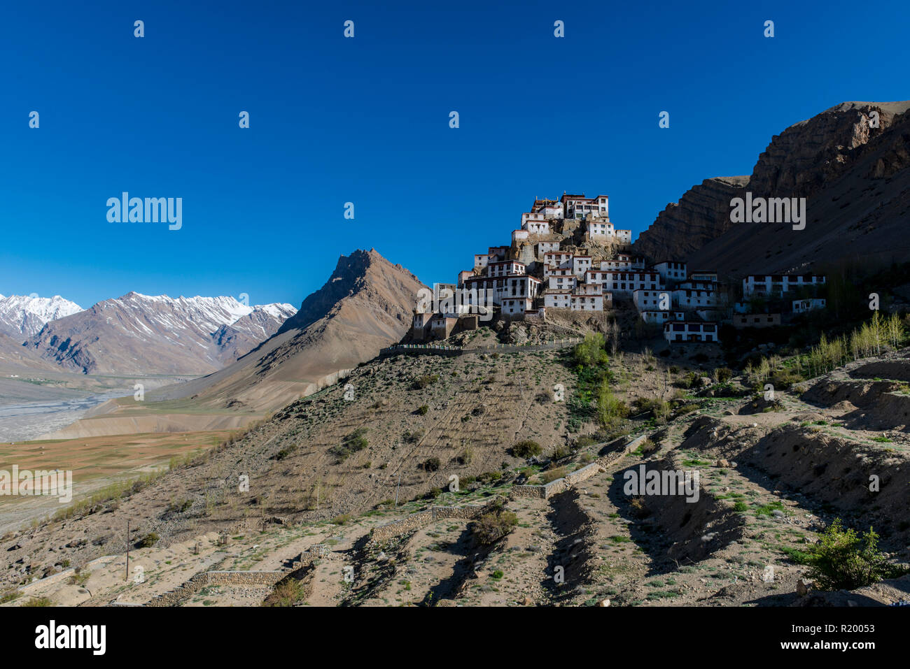 Vista su Ki Gompa, un tibetano monastero buddista situato sulla sommità di una collina ad una altitudine di 4,166 metri, la Spiti Valley e montagne coperte di neve in Foto Stock