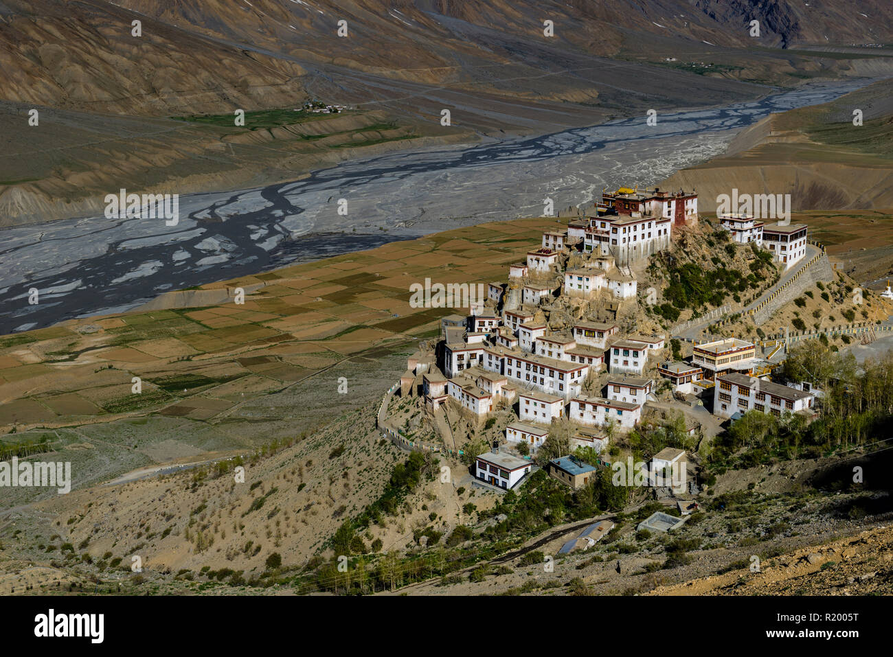 Vista aerea su Ki Gompa, un tibetano monastero buddista situato sulla sommità di una collina ad una altitudine di 4,166 metri, la Spiti Valley in background Foto Stock