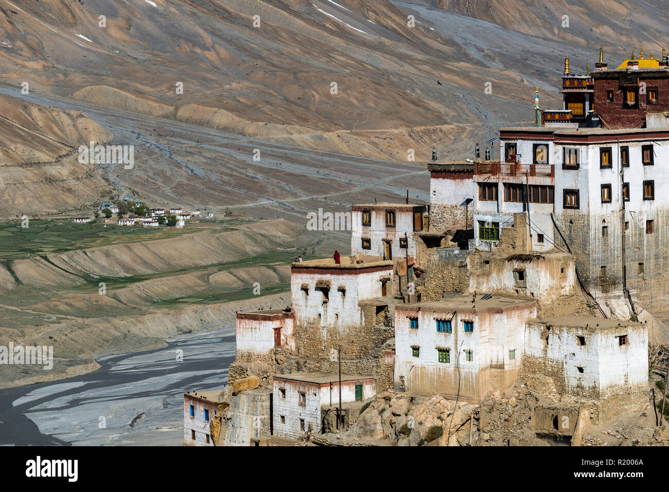 Vista aerea su Ki Gompa, un tibetano monastero buddista situato sulla sommità di una collina ad una altitudine di 4,166 metri, la Spiti Valley in background Foto Stock