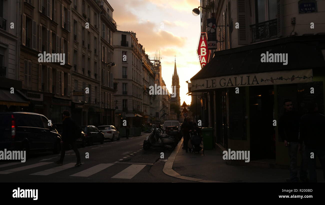 Luce della Sera arriva a Parigi, una scena di strada da un abac. Foto Stock