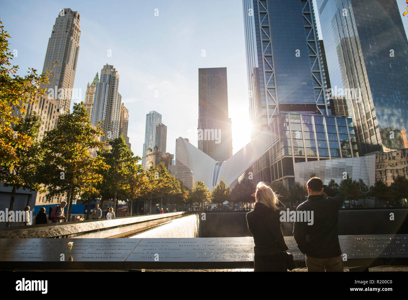 NEW YORK - Stati Uniti d'America - 28 ottobre 2017. Un giovane è in piedi di fronte al Ground Zero Memorial a Manhattan. Foto Stock