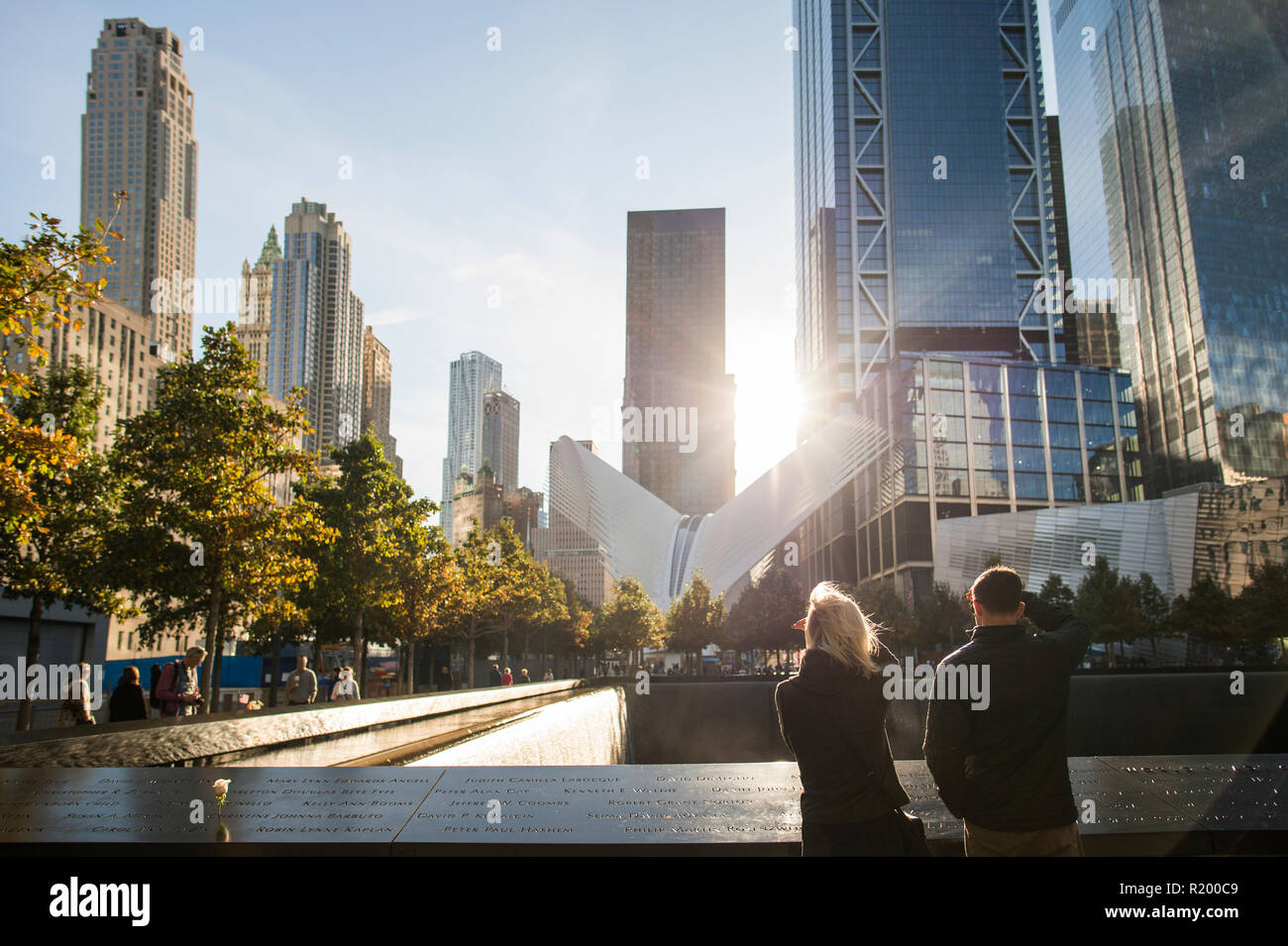NEW YORK - Stati Uniti d'America - 28 ottobre 2017. Un giovane è in piedi di fronte al Ground Zero Memorial a Manhattan. Foto Stock