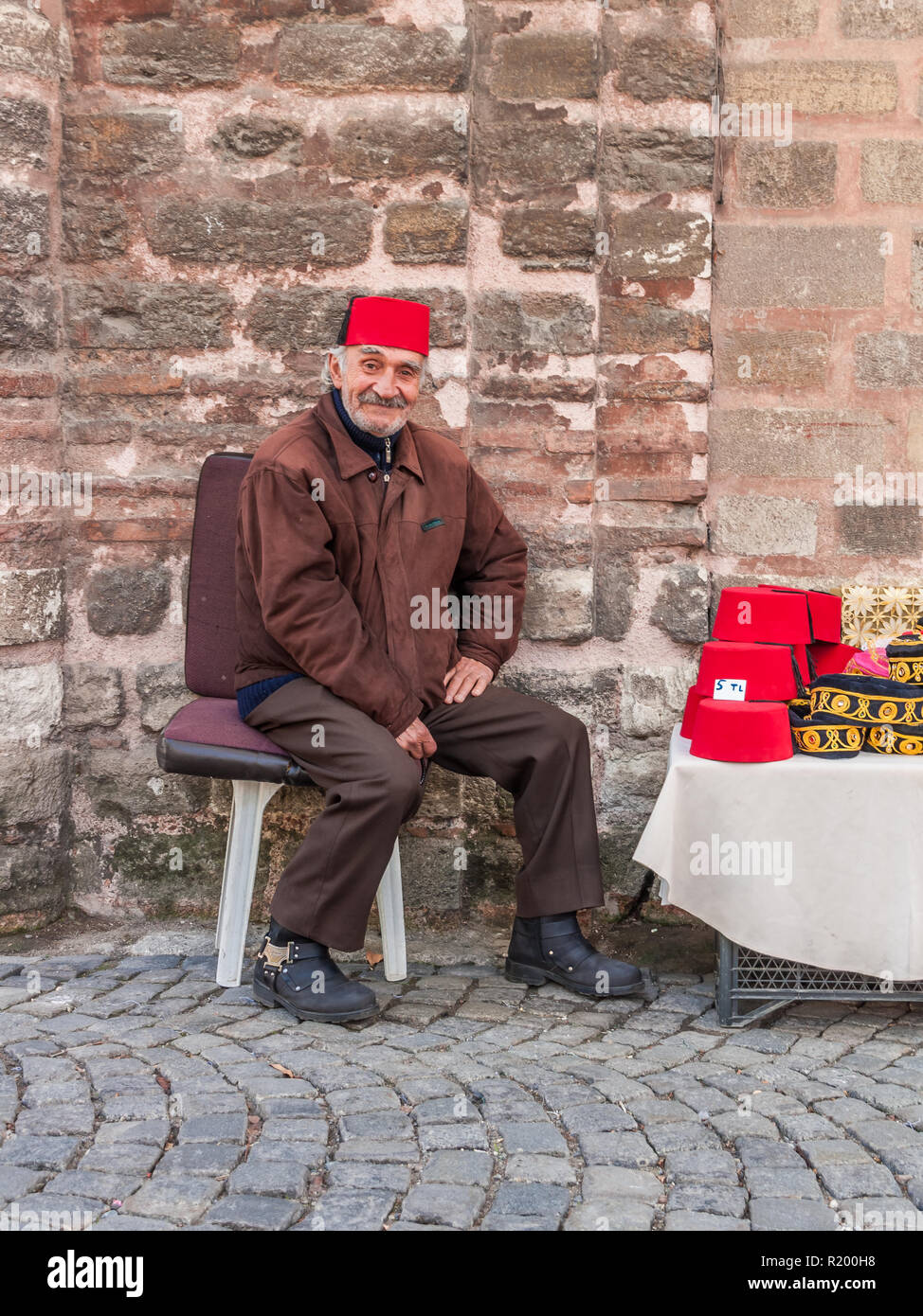 Istanbul, Turchia, Novembre 13, 2012: Turco uomo vendita cappelli turchi al  di fuori del Museo Chora di Balat Foto stock - Alamy