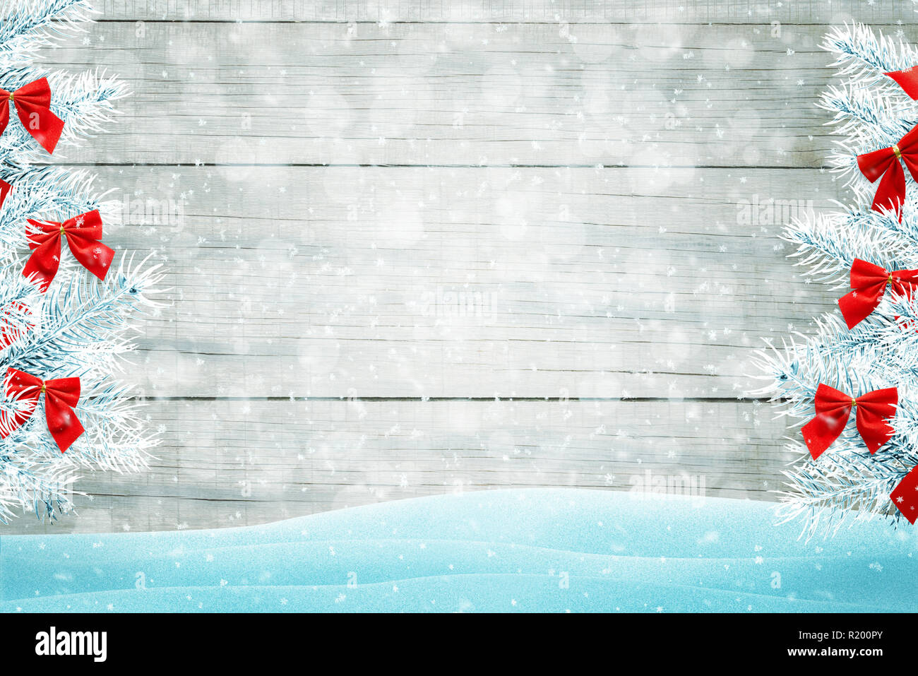 Vuoto parete in legno texture circondato con albero di Natale e di arco rosso decorazioni. Foto Stock