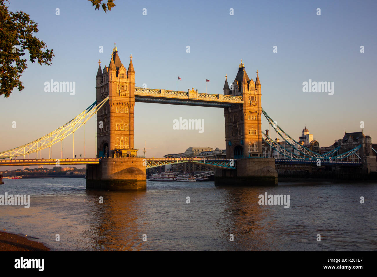 Londra/Inghilterra - 09.04.2013: London Bridge al crepuscolo/tramonto calda notte d'estate Foto Stock