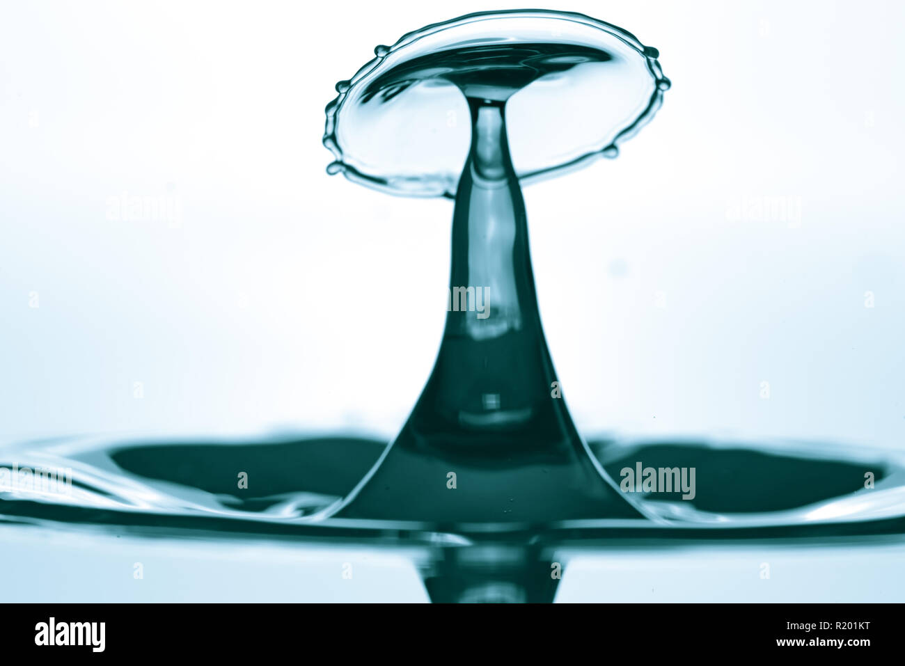 Collisione di caduta di gocce di acqua Foto Stock