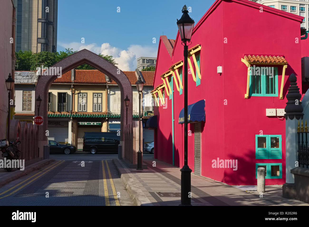 Graziosamente restaurato Kampong Glam zona di Singapore, tradizionalmente una zona musulmana, con Arab Street e Haji Lane dietro l'arco e la Moschea del Sultano nelle vicinanze Foto Stock
