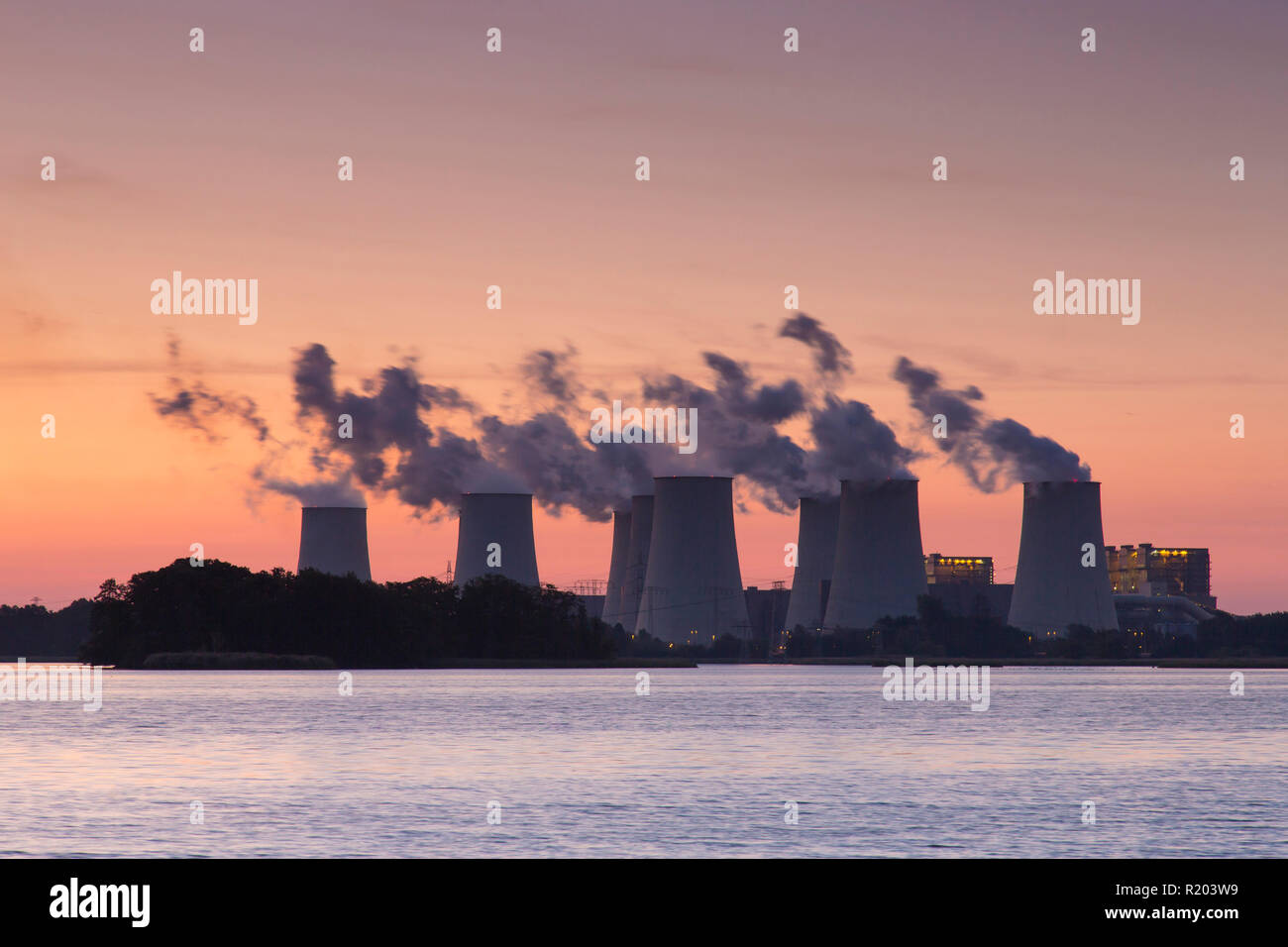 Jaenschwalde centrale elettrica a lignite nella luce della sera. Nel Land di Brandeburgo, in Germania Foto Stock