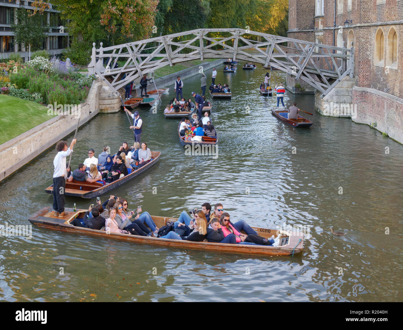 Punting sul fiume Cam e a Cambridge Foto Stock
