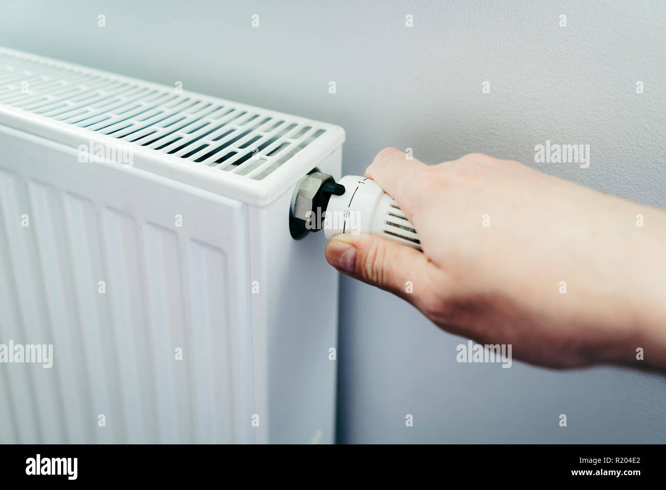 Man mano la temperatura della batteria del controller closeup riscaldamento Foto Stock