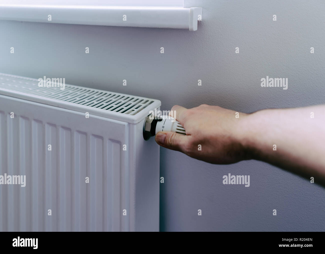Man mano la temperatura della batteria del controller closeup riscaldamento Foto Stock