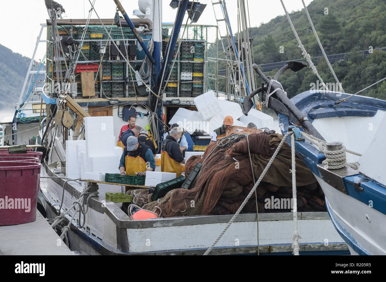 Piccola barca da pesca con pescatori dopo il fatto di pesca Foto Stock