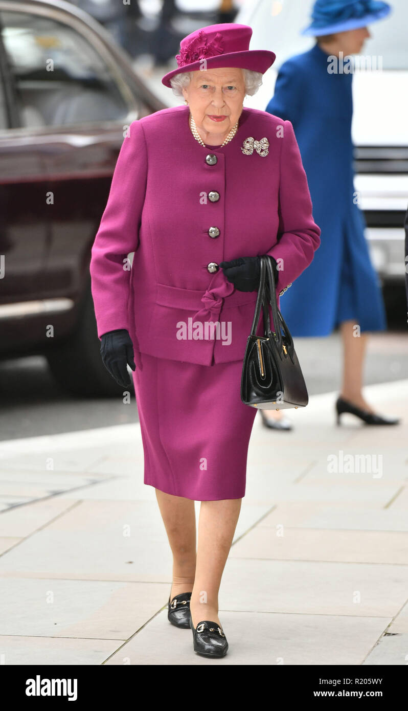 La regina Elisabetta II arriva per incontrare il Re Harald V e della regina Sonja di Norvegia presso la società Anglo-Norse centenario la ricezione presso l'navali e militari Club nel centro di Londra. Foto Stock