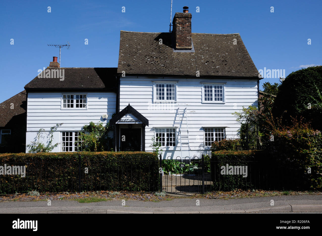 Pond Cottage, Essendon, Hertfordshire, è un bianco meteo imbarcati edificio che una volta era il villaggio di post office. Foto Stock