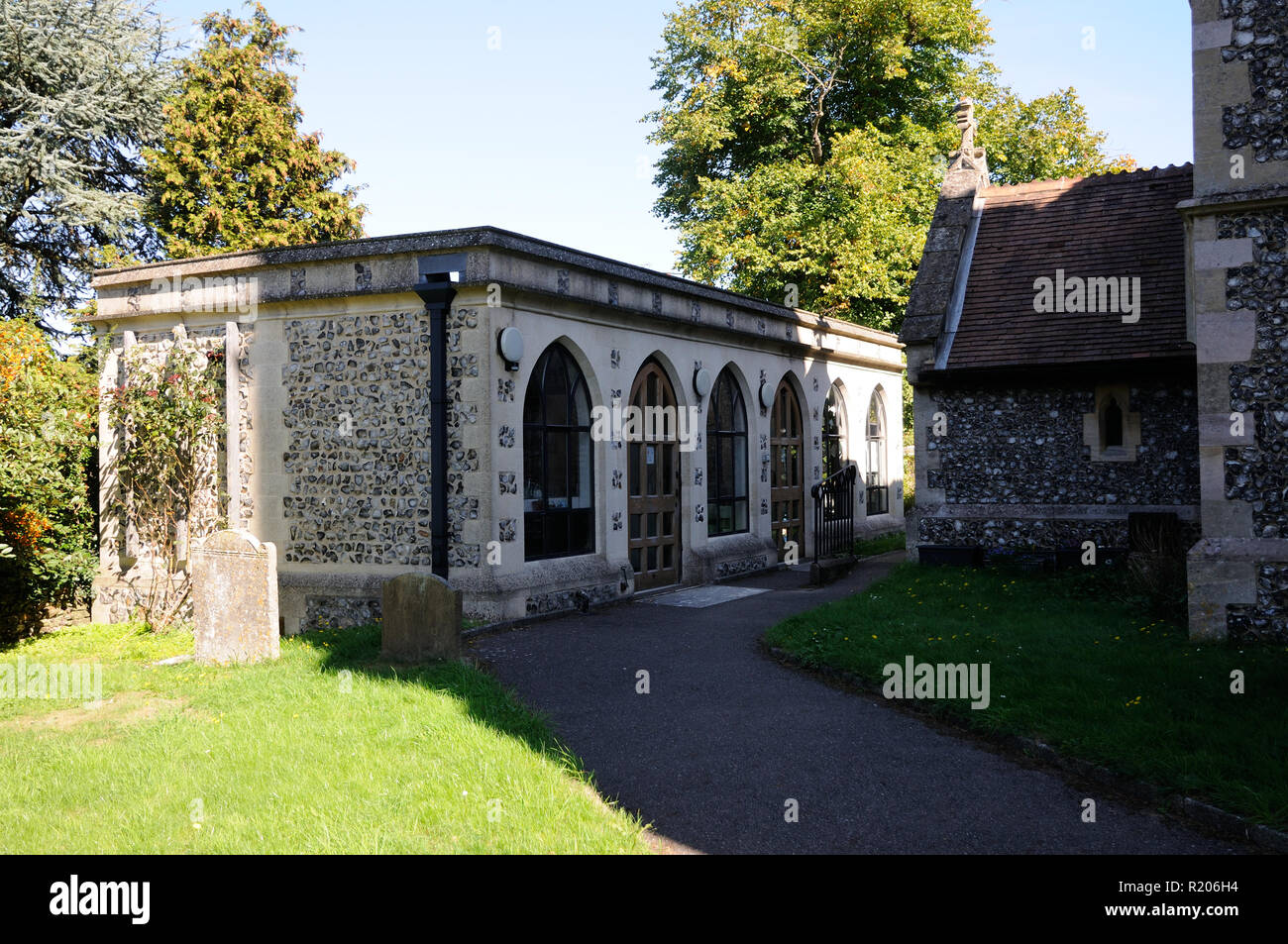 La Chiesa locale, a Santa Maria Vergine, Essendon, Hertfordshire, fu costruito nel 2003 di fronte alla porta nord. Foto Stock