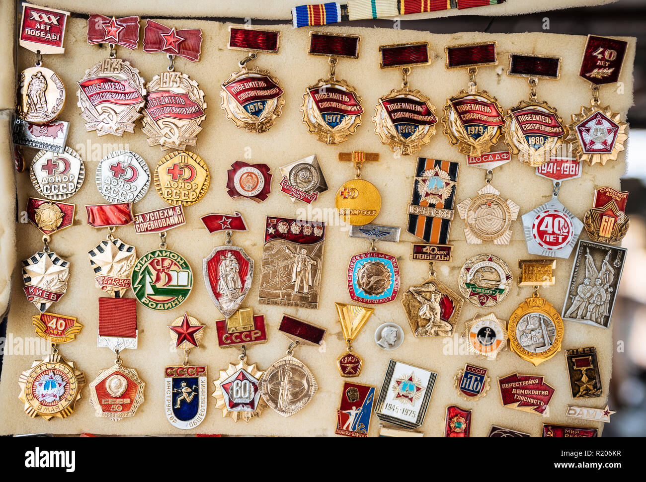 Souvenir badge comunista per la vendita, Riga Mercato Centrale, Riga, Lettonia, Paesi Baltici, Europa Foto Stock