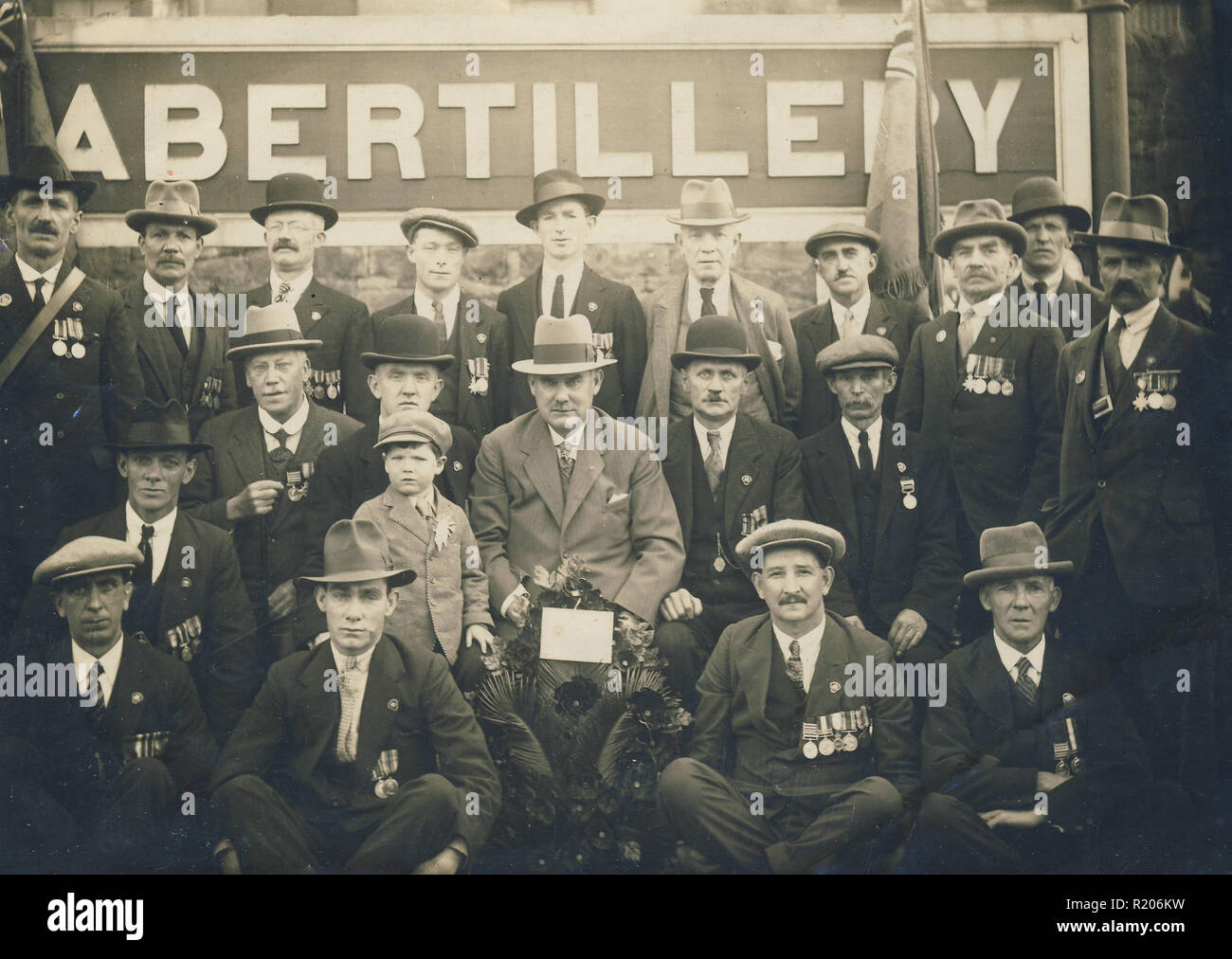 Archivio Storico di immagine di un vecchio soldato sulla stazione di Abertillery, Monmouthshire, Galles del Sud. Medaglie. Grande veterani di guerra. c1920s Foto Stock