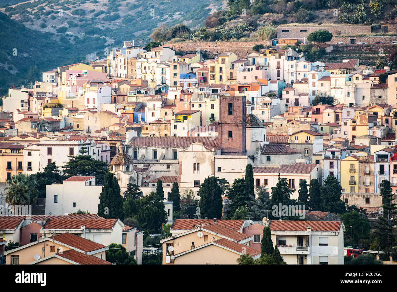 Il bellissimo borgo di Bosa con case colorate e un castello medievale sulla cima della collina. Bosa è situata nel nord-ovest della Sardegna, Italia. Foto Stock
