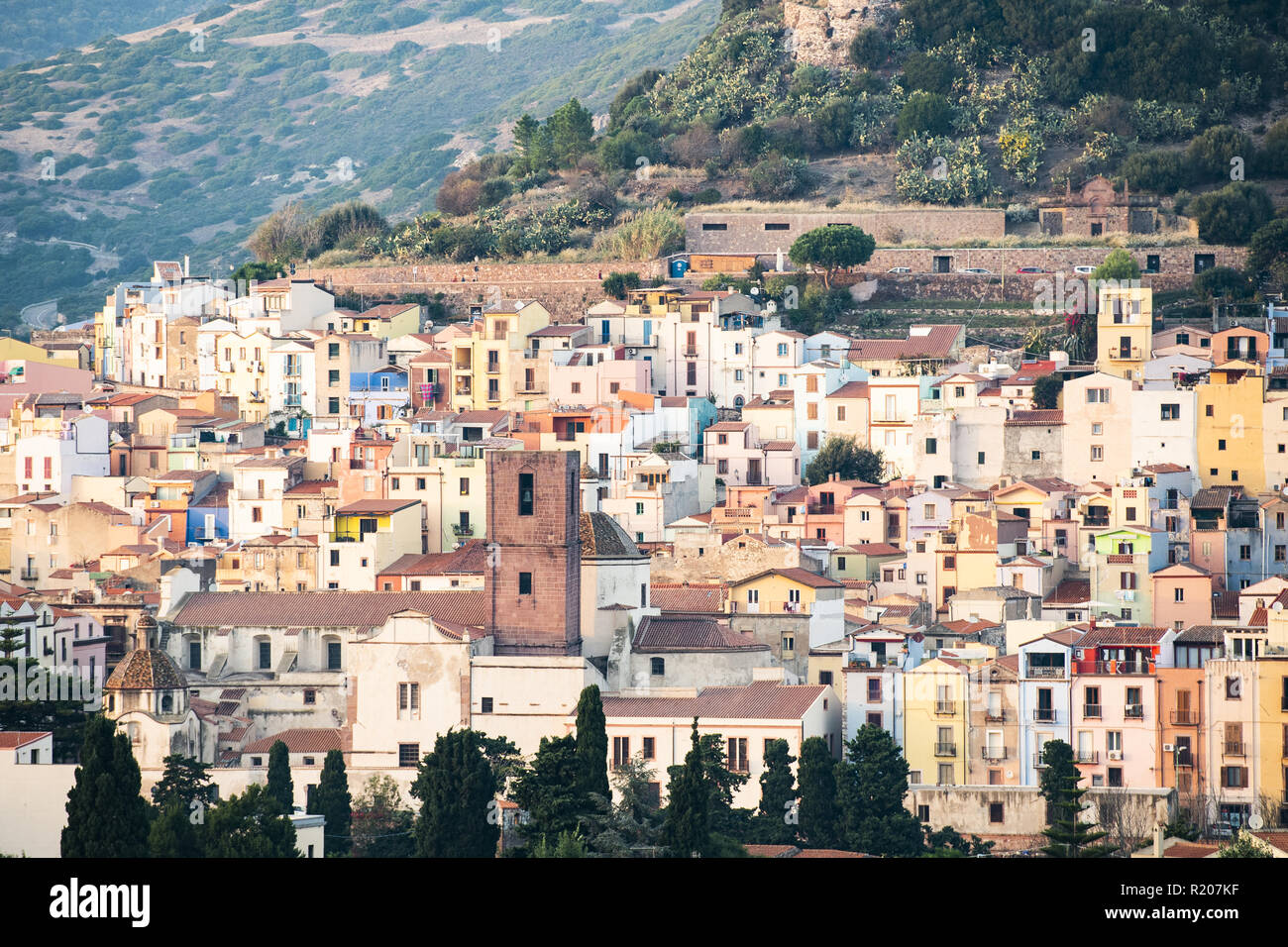 Il bellissimo borgo di Bosa con case colorate e un castello medievale sulla cima della collina. Bosa è situata nel nord-ovest della Sardegna, Italia. Foto Stock