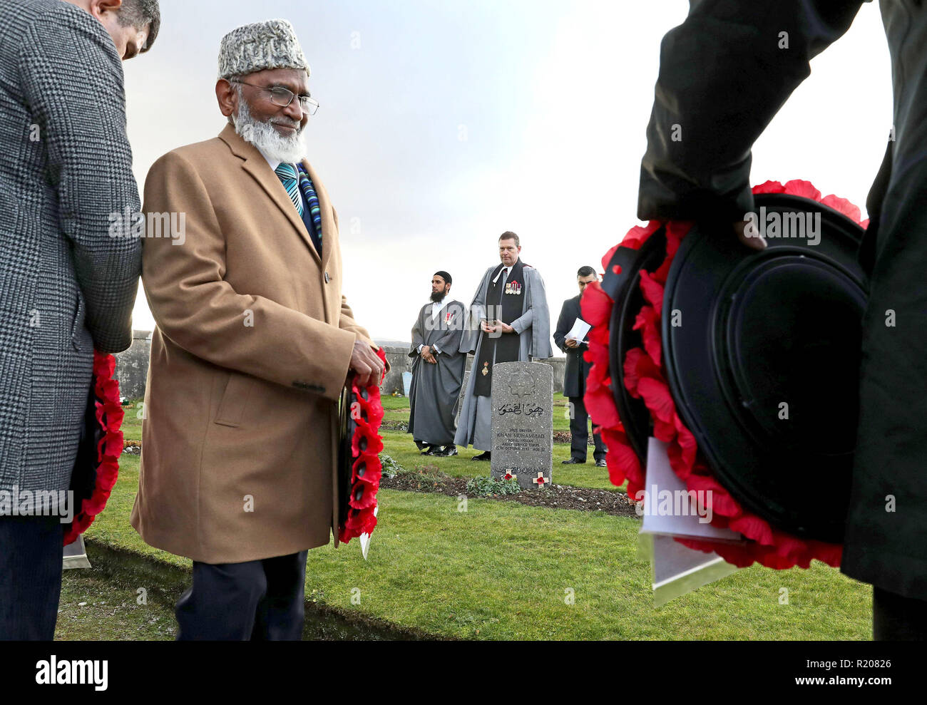 Iman Asim Hafiz e il Rev Duncan MacPherson frequentare la Scozia il primo multi-fede ricordo service per l'esercito indiano britannico di soldati a Kingussie nel cimitero Badenoch, nelle Highlands. Foto Stock Iman Asim Hafiz e il Rev Duncan MacPherson frequentare la Scozia il primo multi-fede ricordo service per l'esercito indiano britannico di soldati a Kingussie nel cimitero Badenoch, nelle Highlands. Foto Stock