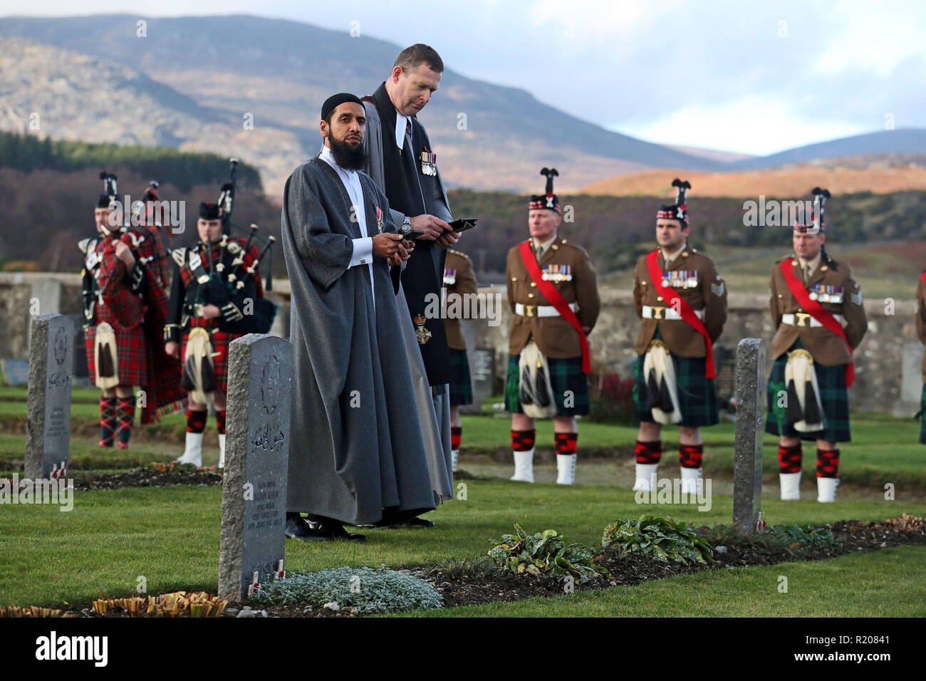 Iman Asim Hafiz e il Rev Duncan MacPherson frequentare la Scozia il primo multi-fede ricordo service per l'esercito indiano britannico di soldati a Kingussie nel cimitero Badenoch, nelle Highlands. Foto Stock