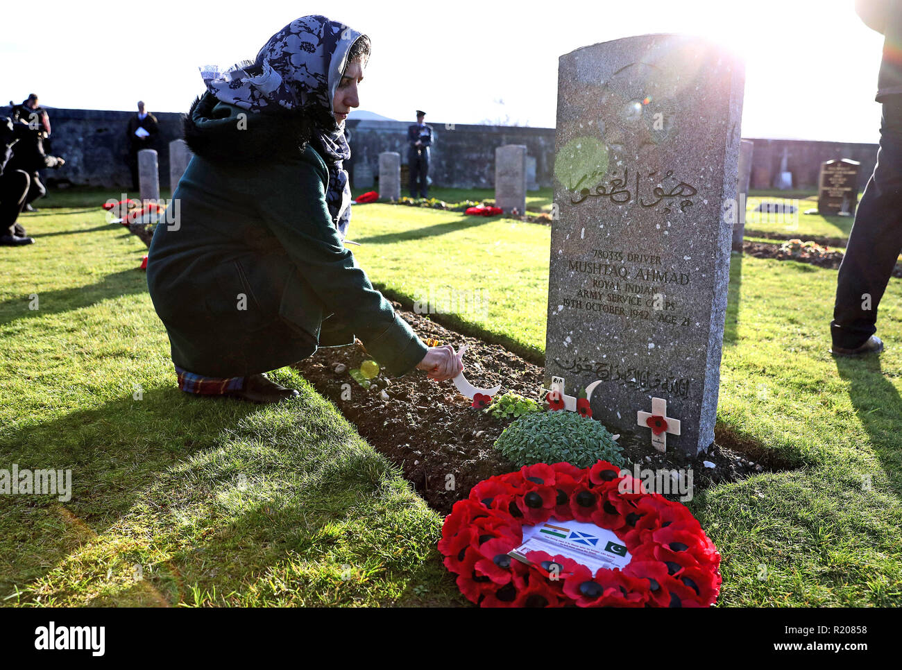 Una mezzaluna è a sinistra un graveside durante la Scozia il primo multi-fede ricordo service per l'esercito indiano britannico di soldati a Kingussie nel cimitero Badenoch, nelle Highlands. Foto Stock Una mezzaluna è a sinistra un graveside durante la Scozia il primo multi-fede ricordo service per l'esercito indiano britannico di soldati a Kingussie nel cimitero Badenoch, nelle Highlands. Foto Stock