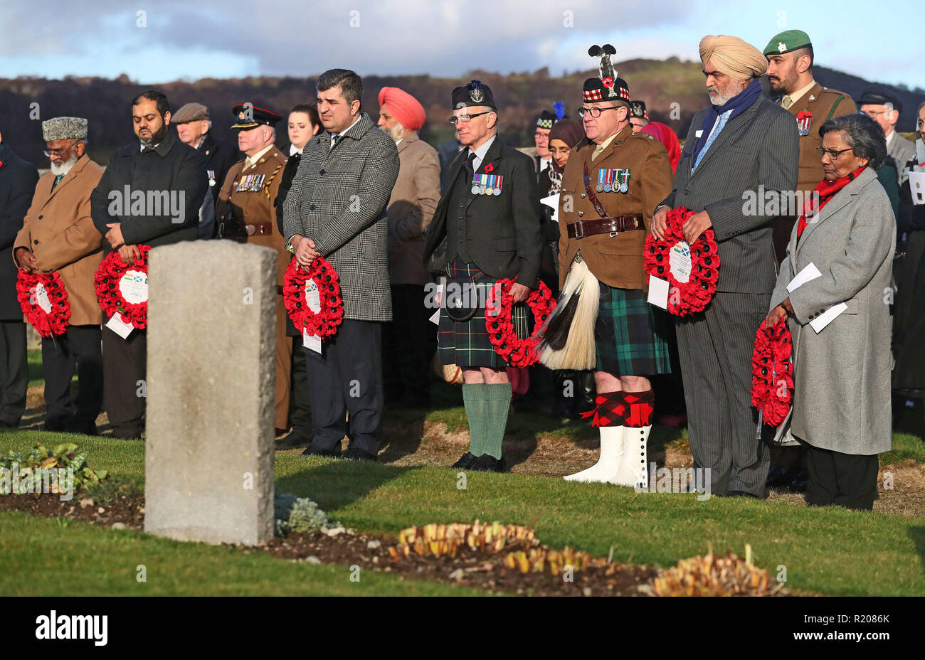 Le corone sono tenuti durante la Scozia il primo multi-fede ricordo service per l'esercito indiano britannico di soldati a Kingussie nel cimitero Badenoch, nelle Highlands. Foto Stock Le corone sono tenuti durante la Scozia il primo multi-fede ricordo service per l'esercito indiano britannico di soldati a Kingussie nel cimitero Badenoch, nelle Highlands. Foto Stock