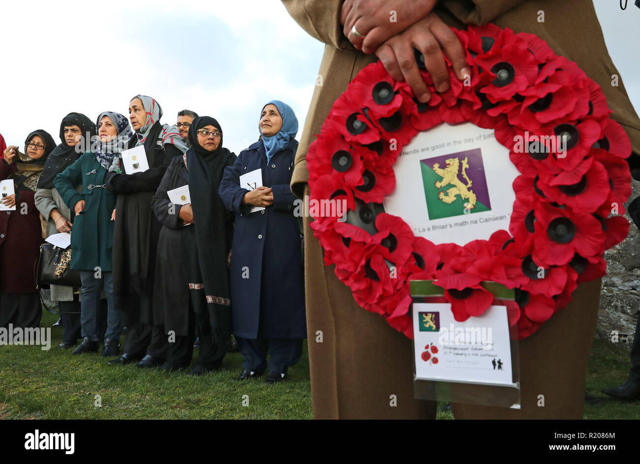 Le donne guardano su durante la Scozia il primo multi-fede ricordo service per l'esercito indiano britannico di soldati a Kingussie nel cimitero Badenoch, nelle Highlands. Foto Stock
