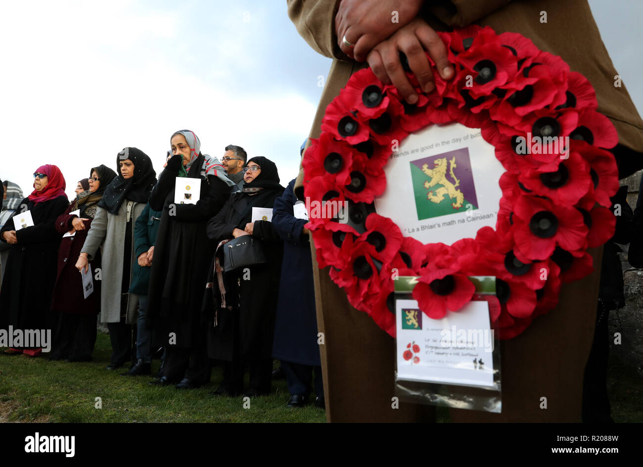 Le donne guardano su durante la Scozia il primo multi-fede ricordo service per l'esercito indiano britannico di soldati a Kingussie nel cimitero Badenoch, nelle Highlands. Foto Stock Le donne guardano su durante la Scozia il primo multi-fede ricordo service per l'esercito indiano britannico di soldati a Kingussie nel cimitero Badenoch, nelle Highlands. Foto Stock