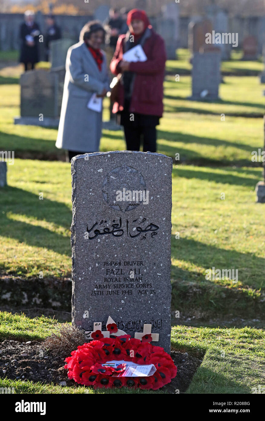 Una corona è a sinistra un graveside durante la Scozia il primo multi-fede ricordo service per l'esercito indiano britannico di soldati a Kingussie nel cimitero Badenoch, nelle Highlands. Foto Stock