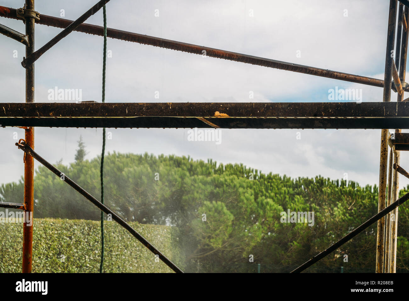 Ponteggio sul lato dell'edificio con spruzzi di acqua Foto Stock