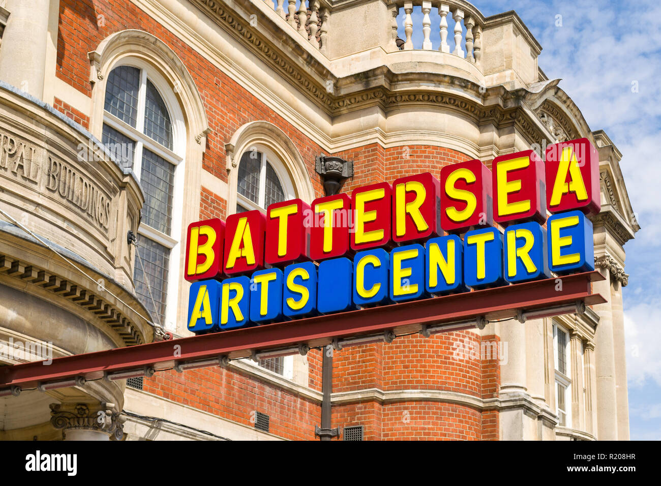 Esterno di Battersea Arts Centre di una Grade II * listed building, mostrando segno principale al di sopra di ingresso, London, Regno Unito Foto Stock