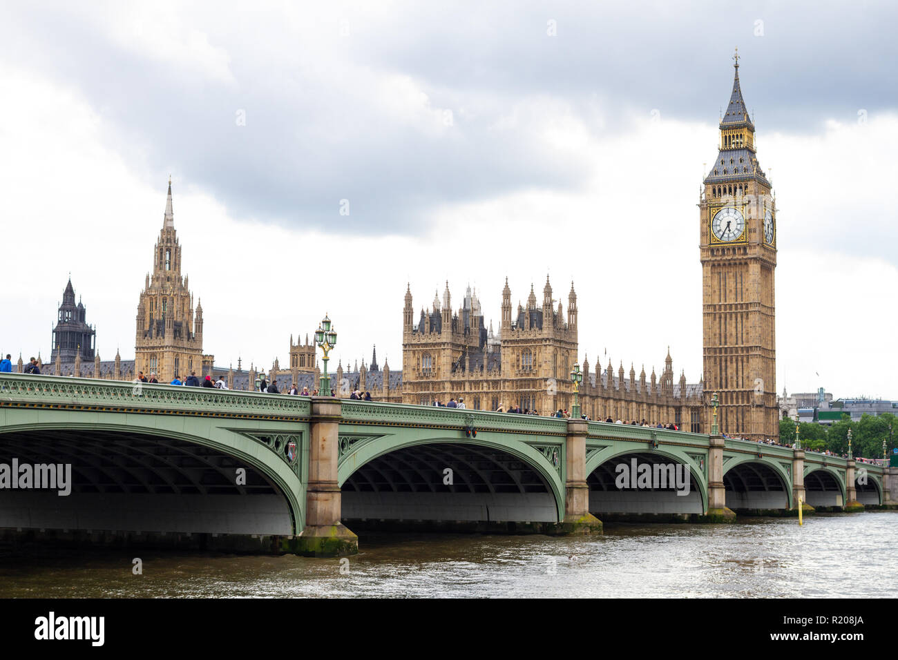 Londra/Inghilterra - 06.03.2014: London Westminster Bridge con le case del Parlamento in background sul giorno di estate con le nuvole grigio Foto Stock