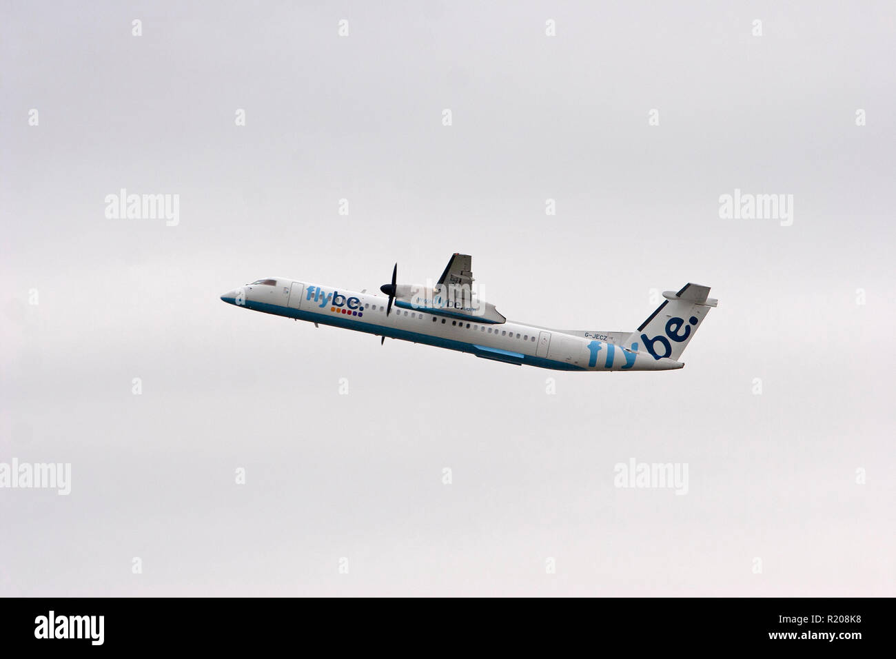 Flybe Dash 8-400 arrampicata fuori dall'aeroporto di Manchester Foto Stock