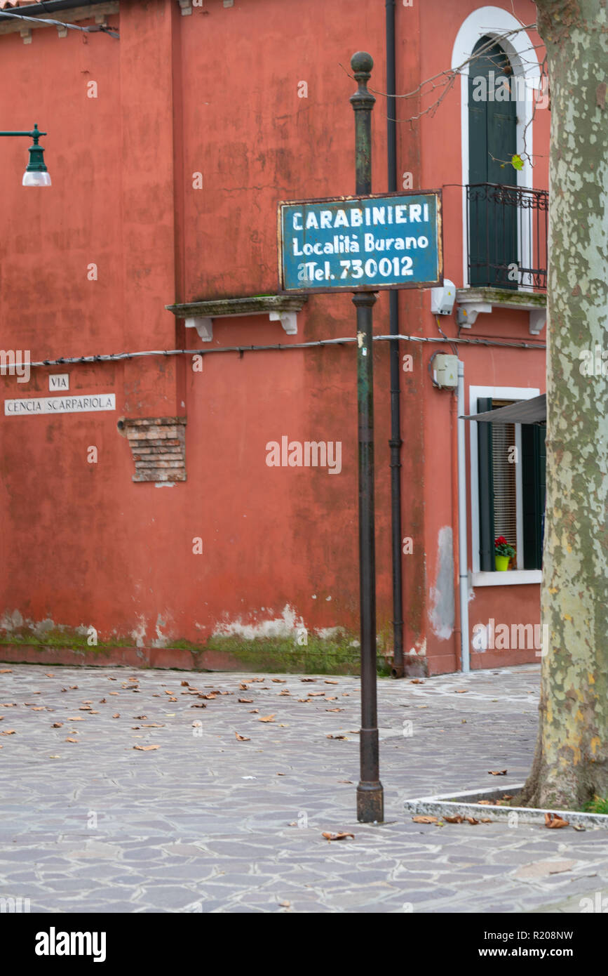 Un vecchio segno che indica il numero di telefono dei Carabinieri per le strade di isola di Burano Venezia Italia Foto Stock