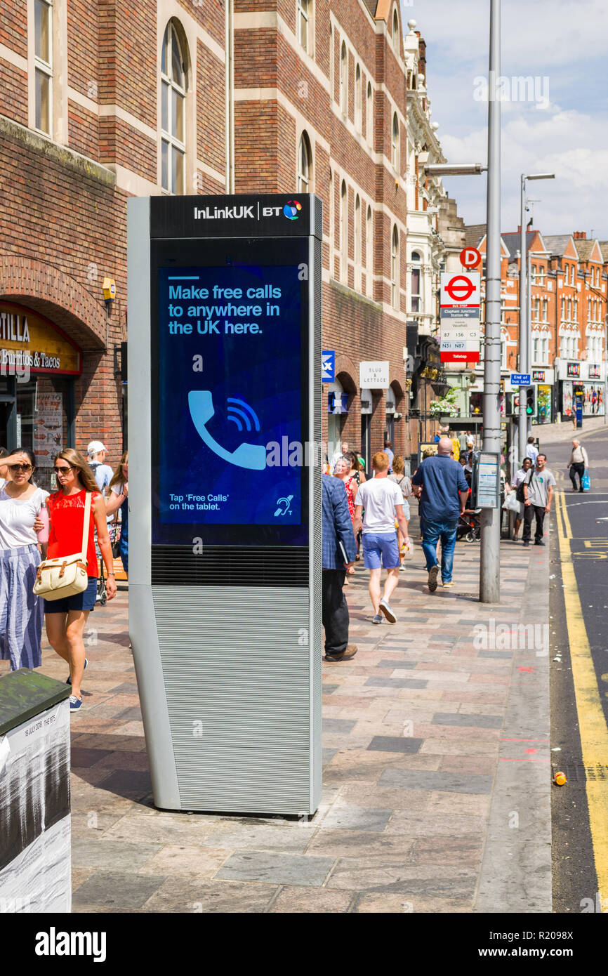 Un InLinkUK InLink free wifi pubblico, informazione e pubblicità digitale struttura sul marciapiede, Clapham Junction, Wandsworth, London, Regno Unito Foto Stock