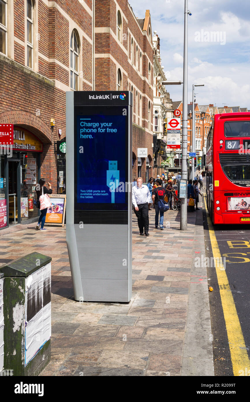 Un InLinkUK InLink free wifi pubblico, informazione e pubblicità digitale struttura sul marciapiede, Clapham Junction, Wandsworth, London, Regno Unito Foto Stock