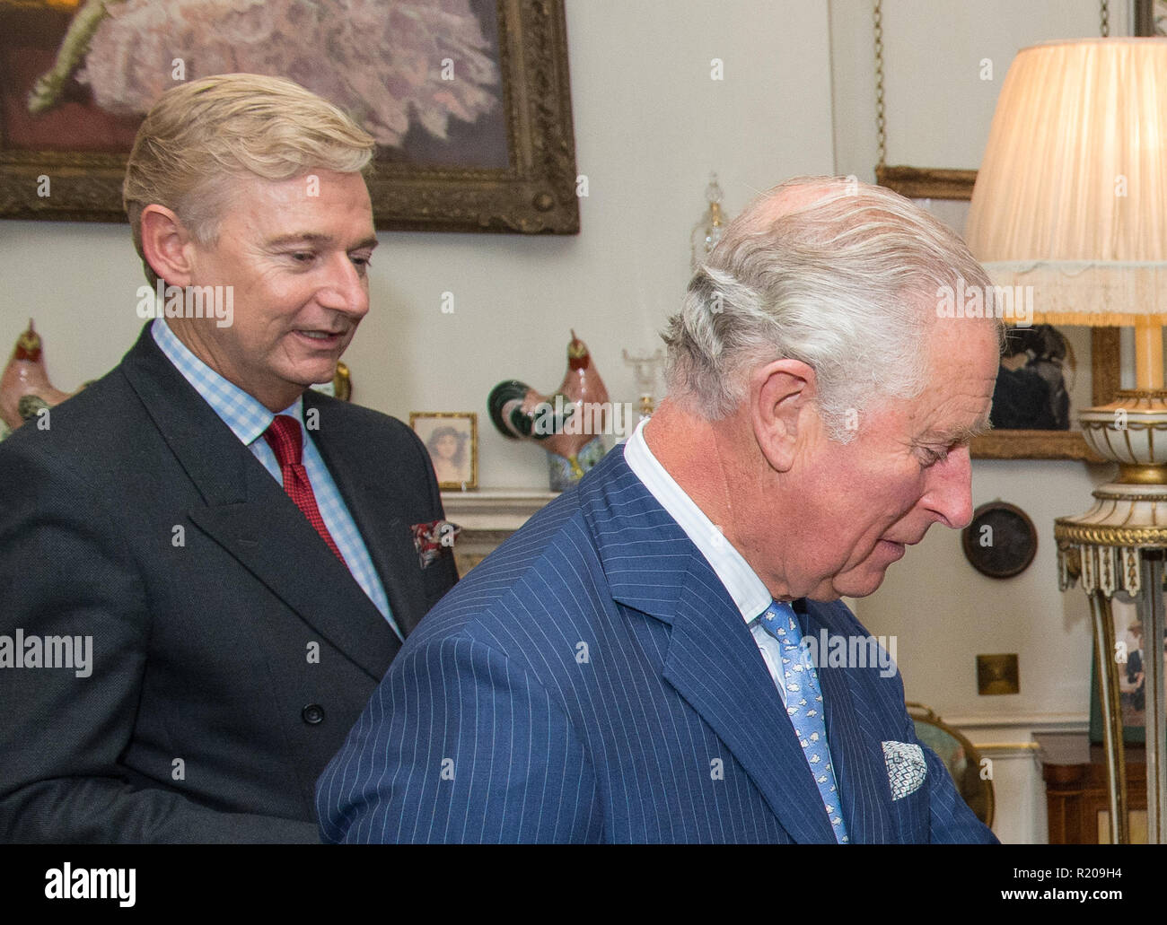 Il Principe di Galles riceve le delegazioni di entrambe le case del Parlamento al Clarence House di Londra in occasione del suo settantesimo compleanno. Foto Stock