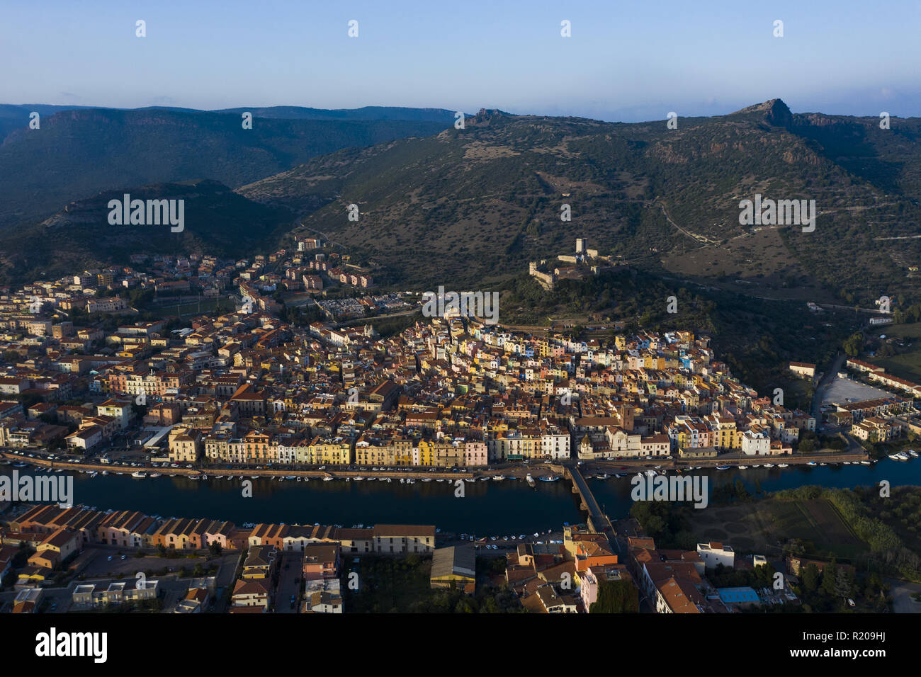 Vista aerea del bellissimo borgo di Bosa con case colorate. Bosa è situata nel nord-ovest della Sardegna, Italia. Foto Stock