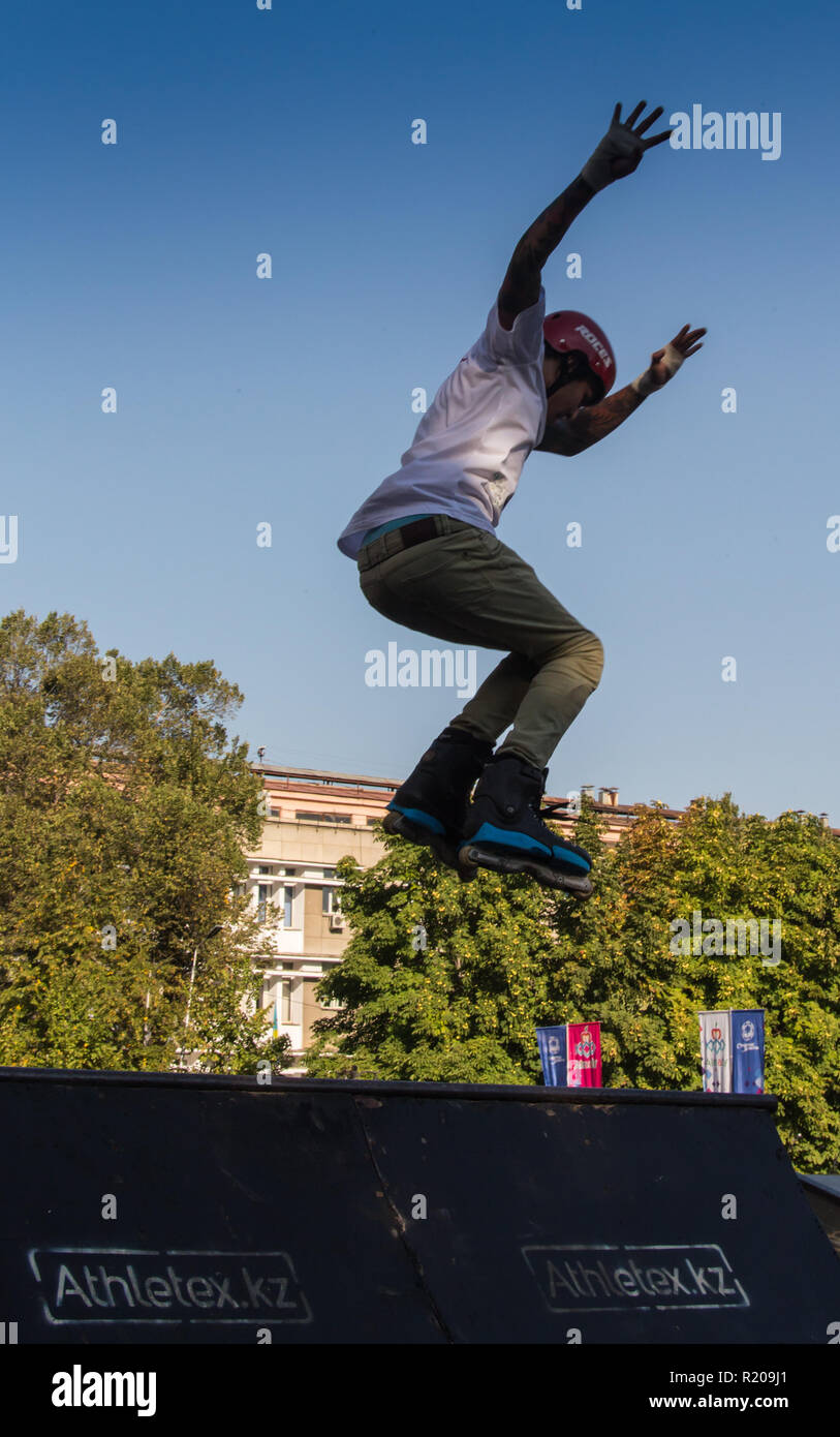 Il Kazakistan ALMATY - Agosto 28, 2016: Urban estrema concorrenza, dove la città gli atleti competere nelle discipline: skateboard, pattini a rotelle, BMX. Bmx stunt eseguita nella parte superiore di una mini rampa su un skatepark.Get lontano dalla sede!!!!! - Ampio angolo di ripresa, poco sfocatura del movimento Foto Stock