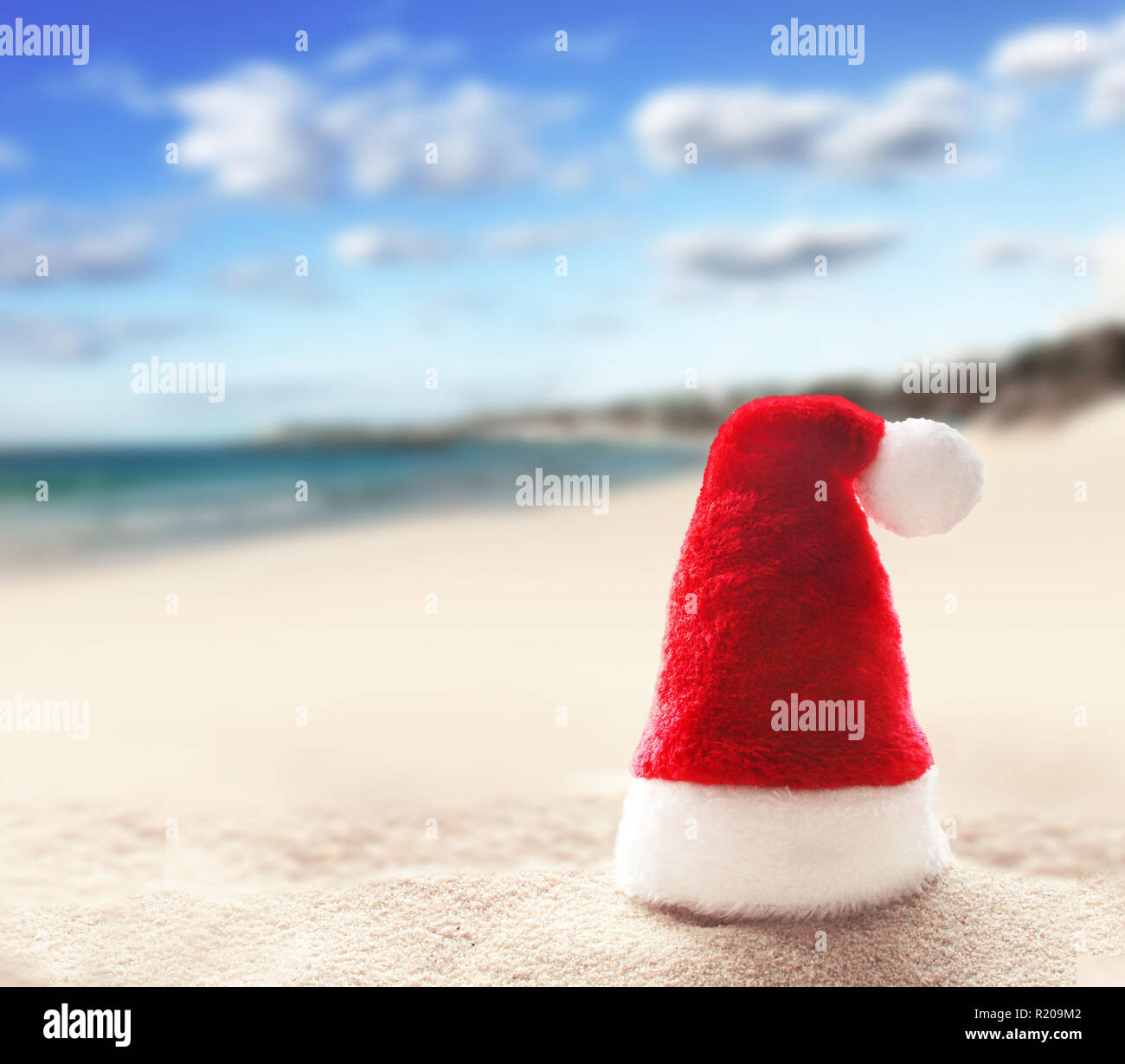 Santa Claus hat sulla sabbia bianca della spiaggia tropicale. Il Natale o il nuovo anno il concetto di vacanza Foto Stock